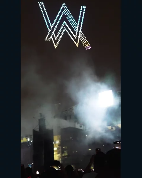 Alan Walker etkinliğinde drone ışıklarıyla çizilmiş AW logosu