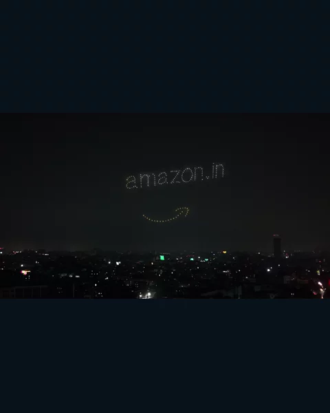 Gökyüzünde drone ışıklarıyla yazılmış Amazon logosu