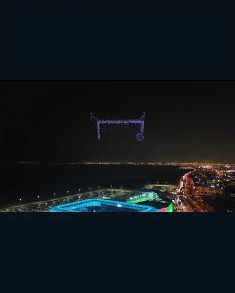 Kuveyt sahilinde drone ışıklarıyla çizilmiş futbol kalesi ve top