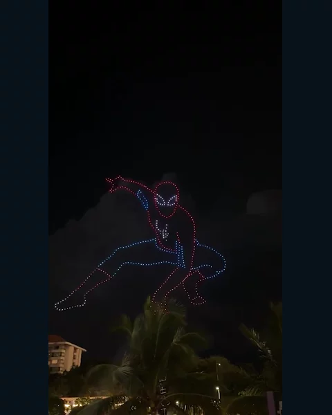 Gökyüzünde kırmızı ve mavi drone ışıklarıyla çizilmiş Spider-Man