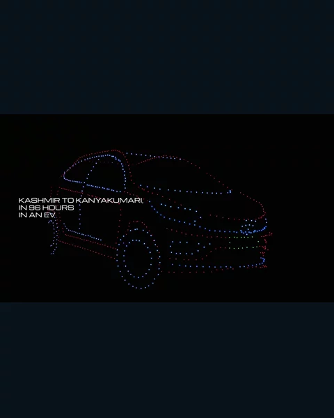 Tata Motors gösterisinde renkli ışık noktalarıyla çizilmiş otomobil